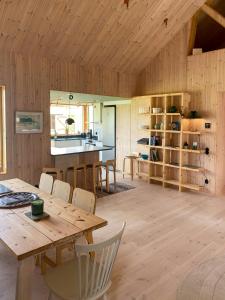 Η κουζίνα ή μικρή κουζίνα στο Architect-Designed House Near Orbaden Beach