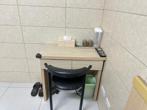 a desk with a chair next to a wall at 和東民宿 in Ho-mei +1 photo