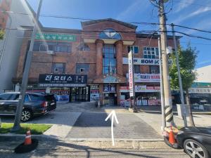 a building with cars parked in front of it at 따뜻한 구미 금오산 감성하우스, 50평 단독으로 사용하는 Holiday house in Namt'ong-dong