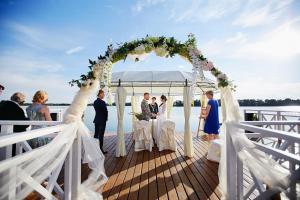 une cérémonie de mariage sur le pont d'un bateau dans l'établissement Hotel-Przystań, à Kikół