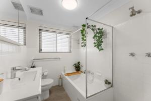 Bilik mandi di Cronulla Retreat Steps to Surf & Cafés