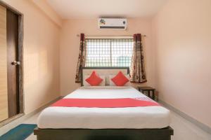 Ένα ή περισσότερα κρεβάτια σε δωμάτιο στο Hotel O Surya Residency +12 φωτογραφίες