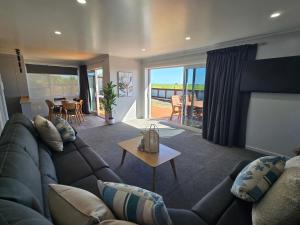 una sala de estar con un sofá y una mesa en Carters Beach Top 10 Holiday Park, en Carters Beach