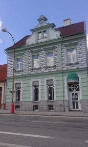 ein grün-weißes Gebäude an der Straßenseite in der Unterkunft U Jindřicha in Milevsko