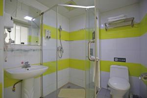 Ένα μπάνιο στο 7 Days Inn Chengdu North Railway Metro Station +203 φωτογραφίες