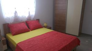 Posteľ alebo postele v izbe v ubytovaní Apartments and room Suza