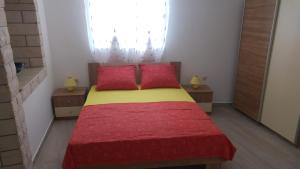 Posteľ alebo postele v izbe v ubytovaní Apartments and room Suza