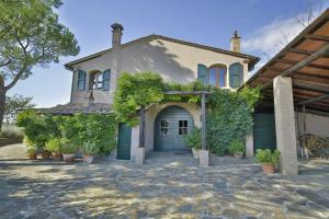 Το κτήριο όπου στεγάζεται  η παραθεριστική κατοικία