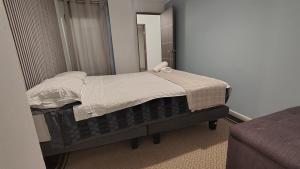 a small bed in a room with a mirror at Oceana Suites El Rosario, Coquimbo in Coquimbo