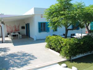 Casa blanca con un árbol y un patio en Villa Perla di Mare, en Savelletri di Fasano