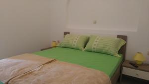 Posteľ alebo postele v izbe v ubytovaní Apartments and room Suza
