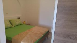 Posteľ alebo postele v izbe v ubytovaní Apartments and room Suza