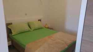 Posteľ alebo postele v izbe v ubytovaní Apartments and room Suza