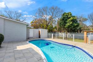 una piscina en un patio al lado de una casa en Cosy Home close to Sandton, en Johannesburgo