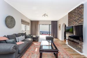 Una sala de estar con un sofá y una chimenea. en Cosy Home close to Sandton, en Johannesburgo