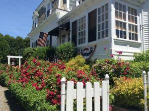 uma cerca branca em frente a uma casa com flores em Fair Street Guest House em Newport