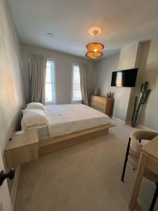 Ένα ή περισσότερα κρεβάτια σε δωμάτιο στο Charming Townhome in Federal Hill