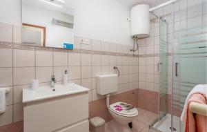 Koupelna v ubytování Cozy Apartment In Jurandvor With Wifi