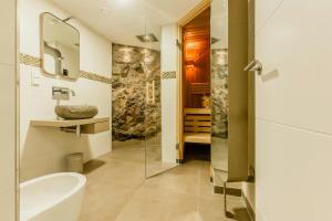 Bilik mandi di Modern Holiday Home At Thuringian Rennsteig