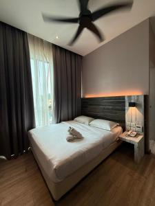 Un pat sau paturi într-o cameră la Rest And Comfort Boutique Hotel