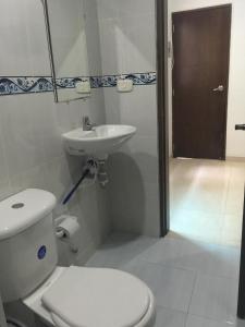 Koupelna v ubytování Mayva AprtaHotel