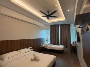 Un pat sau paturi într-o cameră la Rest And Comfort Boutique Hotel