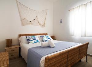 - une chambre avec un lit avec un filet sur le mur dans l'établissement Facciamari, à Donnalucata