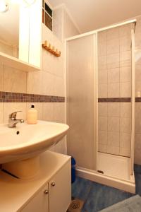 łazienka z umywalką i prysznicem w obiekcie Lovely Apartment ES w mieście Umag +37 zdjęć
