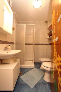 łazienka z toaletą i umywalką w obiekcie Lovely Apartment ES w mieście Umag