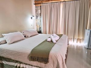 a bedroom with a bed with pink towels on it at canto del viento in Tilcara