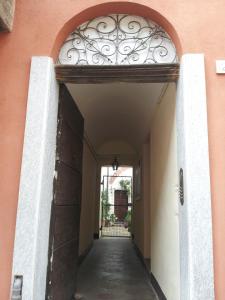 カルマニョーラにあるCasa Ternavassiの木製の扉付きの建物の入口