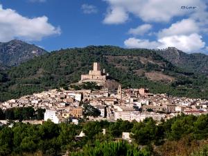 a town on top of a hill with a castle at Casa Rural Sant Antoni in Biar