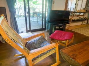 霧島市にあるGlamping Himeshara - Vacation STAY 01948vの椅子2脚とテレビのあるリビングルーム