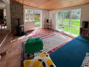 un salon avec un canapé et un tapis dans l'établissement Holiday Home With Field Views & Fanefjord Charm, à Askeby
