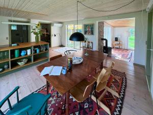 une salle à manger avec une table et des chaises en bois dans l'établissement Holiday Home With Field Views & Fanefjord Charm, à Askeby