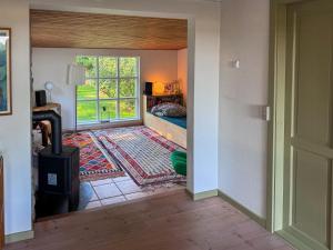 - un couloir avec une chambre dotée d'un lit et d'une fenêtre dans l'établissement Holiday Home With Field Views & Fanefjord Charm, à Askeby