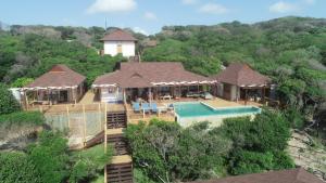 una vista aérea de una casa con piscina en Aloha 16, en Ponta Mamoli