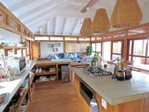 cocina grande con suelo de madera y encimera en Aloha 16, en Ponta Mamoli 17 fotos más