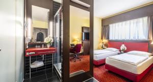 ザルツブルクにあるベスト ウエスタン プラス アメディア アート ザルツブルクのベッドとバスルームがあるホテルの部屋