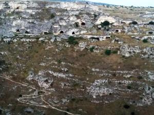 una vista aérea de un pueblo en una montaña en Casa Vacanza Bella Vista, en Matera