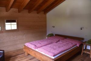 A bed or beds in a room at B&B Hängebrigga