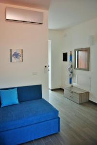 a living room with a blue couch and a table at Affittacamere Piazza Castello in Manarola