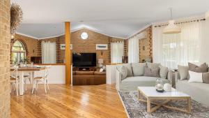 TV a/nebo společenská místnost v ubytování The Entertainers Estate with Pool and Tiny Home