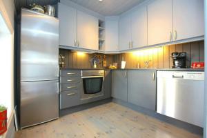 Køkken eller tekøkken på Sommerhus Med To Terrasser Nær Risør + 21 billeder