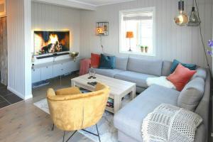 Et opholdsområde på Sommerhus Med To Terrasser Nær Risør