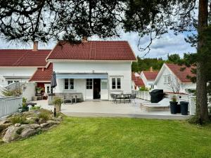 En have udenfor Sommerhus Med To Terrasser Nær Risør