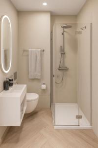 une salle de bain avec une douche, des toilettes et un lavabo dans l'établissement VISIONAPARTMENTS Leonhardstrasse - contactless check-in, à Zurich