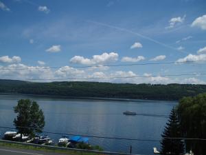 een uitzicht op een meer met een boot in het water bij The Anchor Inn in Watkins Glen