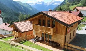 BschlabsにあるAuszeit Chaletsの山々を背景にした大きな木造家屋