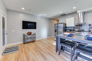 Η κουζίνα ή μικρή κουζίνα στο 7Mi Louisville Pet-Friendly Home